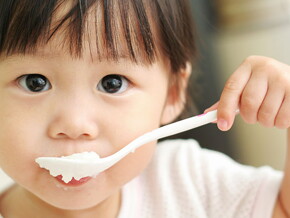 How much food to feed your baby at 8 months How much food to feed your baby at 8 months