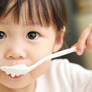 How much food to feed your baby at 8 months How much food to feed your baby at 8 months